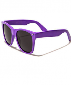 lilla Wayfarer solbriller med sort glas.