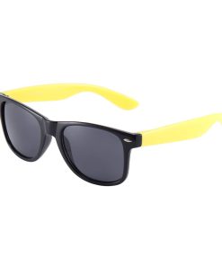 Sort Wayfarer brille med gule stænger.
