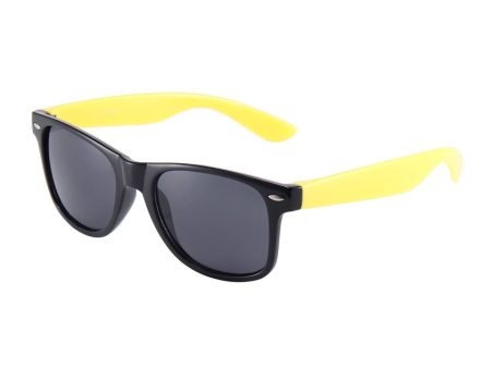 Sort Wayfarer brille med gule stænger.